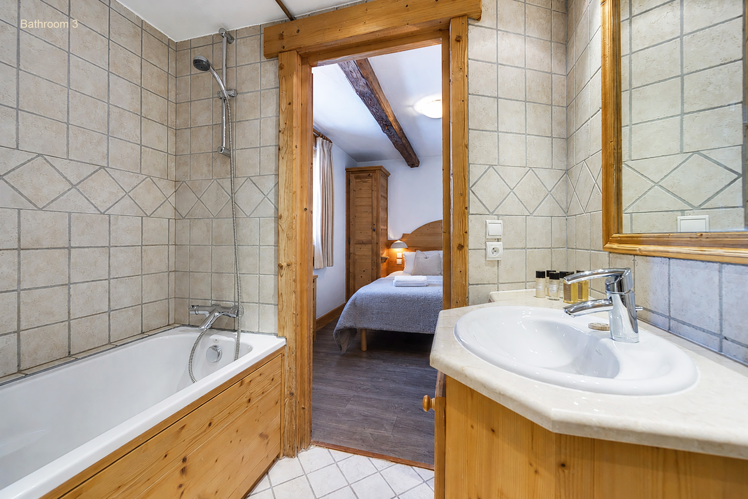Pistes bedroom-bathroom 3 Chalet des Pistes